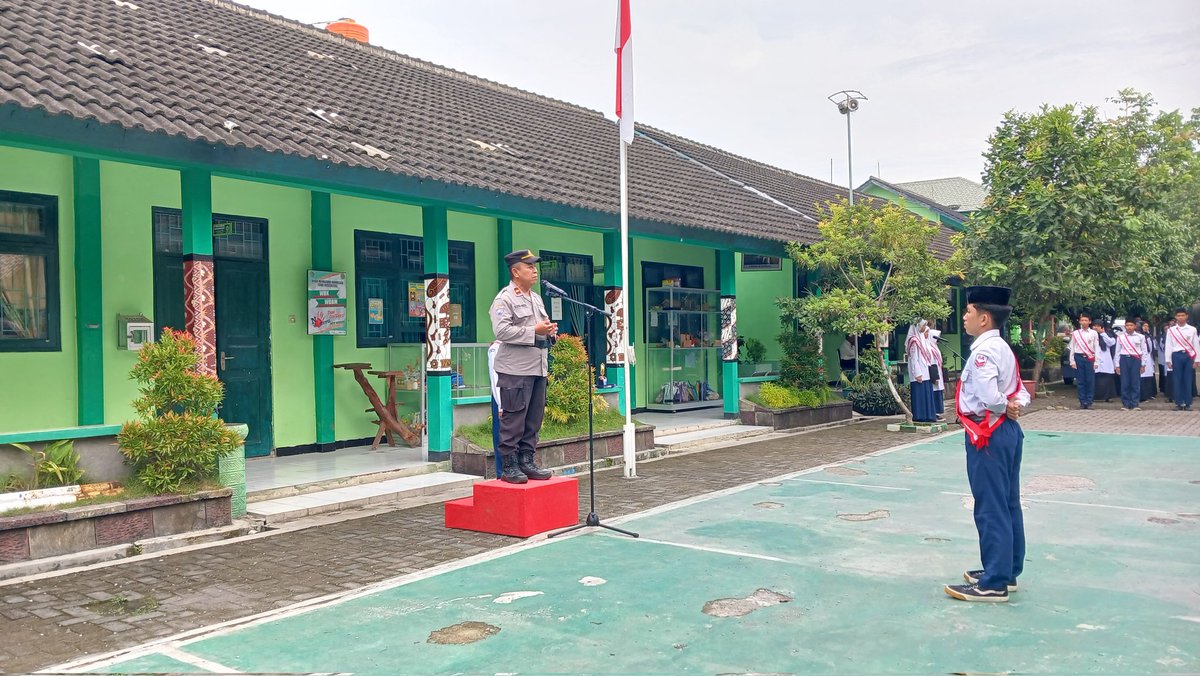 humas_btapan's tweet image. Dalam upaya membangun karakter disiplin dan tanggung jawab di kalangan pelajar, serta mencegah kerawanan sosial, Ipda Subandi Polsek Banguntapan memberikan pembinaan pada upacara bendera di MTS 9 Banguntapan

#upacara #pembinaan #pokja16 #polsekbanguntapan #polresbantul #poldadiy