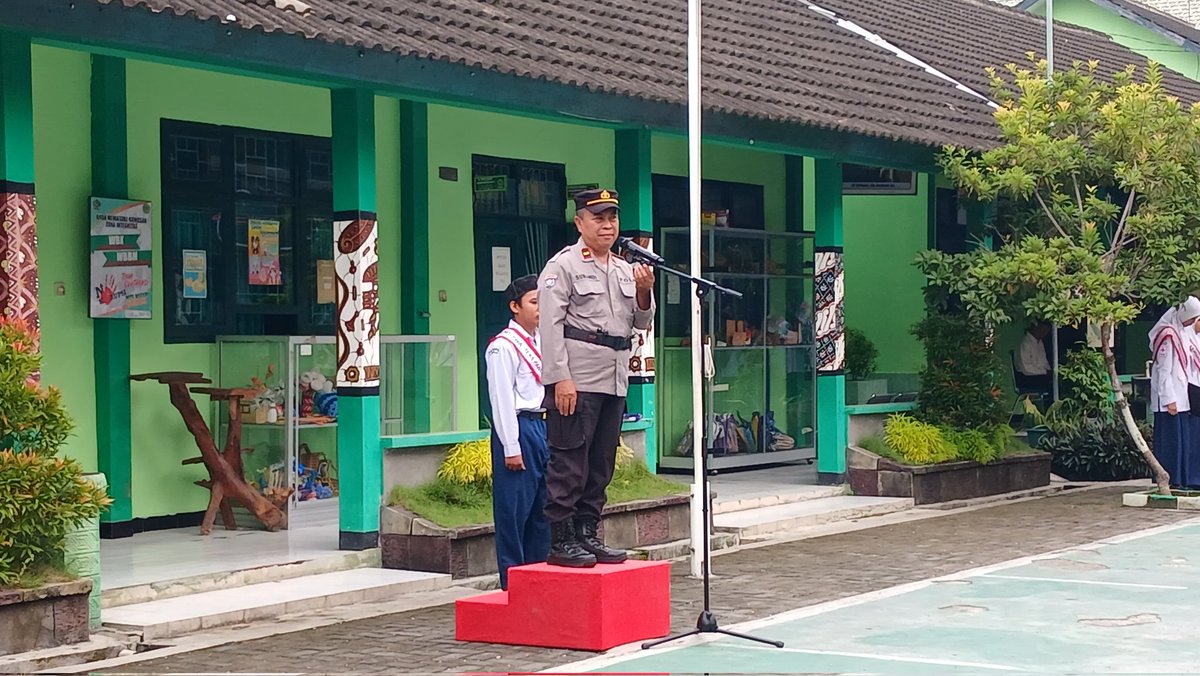 humas_btapan's tweet image. Dalam upaya membangun karakter disiplin dan tanggung jawab di kalangan pelajar, serta mencegah kerawanan sosial, Ipda Subandi Polsek Banguntapan memberikan pembinaan pada upacara bendera di MTS 9 Banguntapan

#upacara #pembinaan #pokja16 #polsekbanguntapan #polresbantul #poldadiy