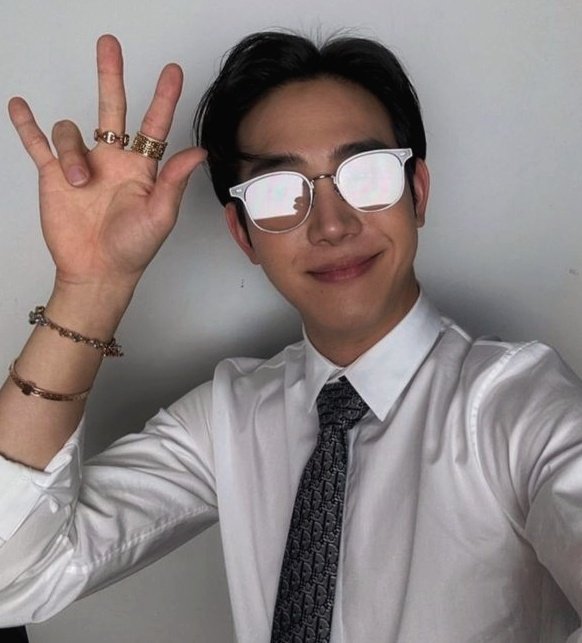 jpiatkowskax's tweet photo. glasses buddies ๐ค๐ค
#BlackRoseSelcaDay #BroseSelcaDay #BRSD #TheRose #Dojoo
@parclassic https://t.co/jT29pIJqLX
