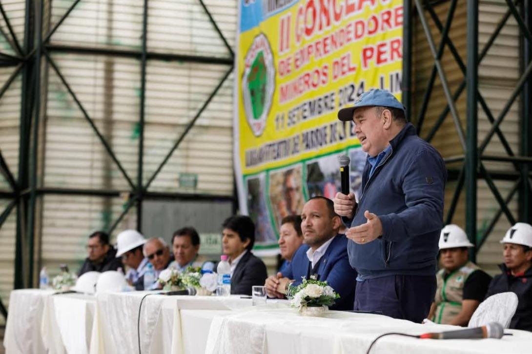 Aquí López Aliaga: 

1) Respaldando al Ministro del Interior.
2) Entrevistado por Chibolín.
3) Condecorando a Cipriani.
4) Apoyando a los mineros ilegales.

Y todas son fotos del último año.

No se confundan. López Aliaga representa a la peor política posible. Así de simple.