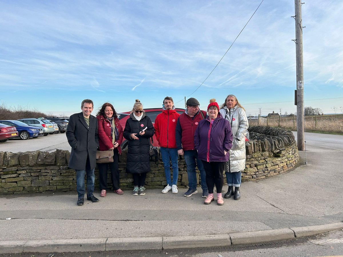 Karenbruce's tweet photo. Sunny Sunday #labourdoorstep in Ardsley and Robin Hood @MarkJSewards @RenshawKaren @stuartbruce and @Leeds_Labour colleagues @katehaigh @joolsheselwood @paulwrayuk @charllouisehill  picking up local issues. https://t.co/r6QexqKeBS