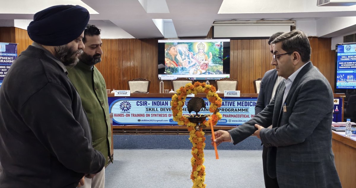 csiriiim's tweet image. 3-Day #SkillDevelopment #TrainingProgramme on #SynthesisofKeyIntermediates & #APIs kickstarted today at #CSIRIIIM, #Jammu!
Participants explored advanced #APISynthesisTechniques, with insightful #lectures & hands-on #LabSessions. A step toward #innovation in #pharma!…