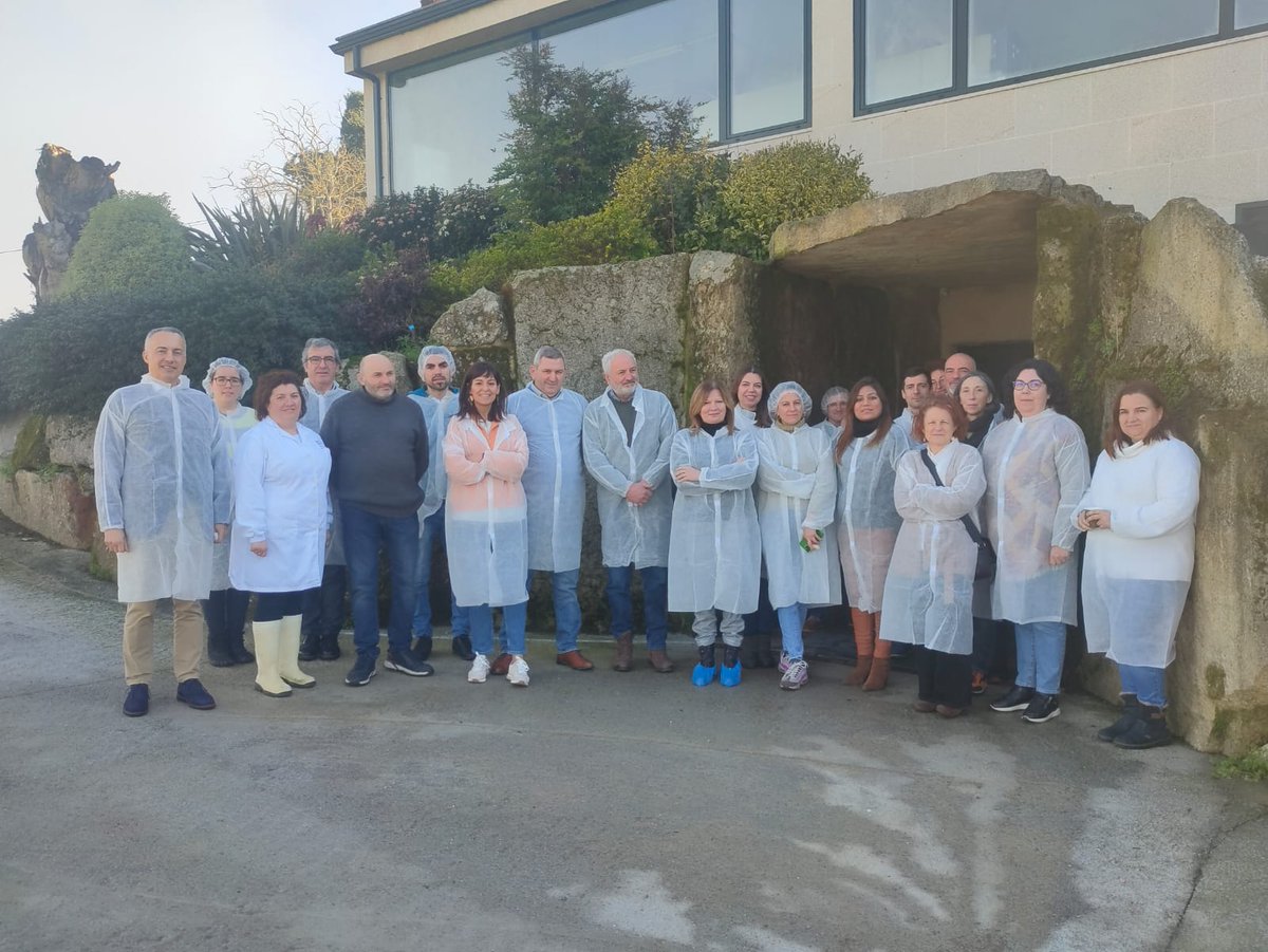 FUNDACION_CEL's tweet photo. 🐄 O Polo Sarria organizou o pasado venres unha sesión na que as persoas asistentes coñeceron o caso de éxito da Gandería Quintián (@LecheQuintian) da man dos seus fundadores

🤝 A xornada finalizou cun networking e degustación de produtos locais

(1/2) https://t.co/kusDqOFpMB