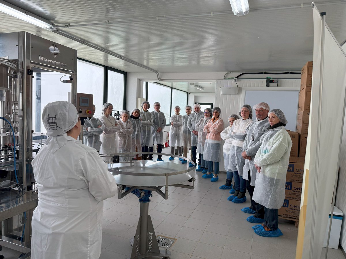 FUNDACION_CEL's tweet photo. 🐄 O Polo Sarria organizou o pasado venres unha sesión na que as persoas asistentes coñeceron o caso de éxito da Gandería Quintián (@LecheQuintian) da man dos seus fundadores

🤝 A xornada finalizou cun networking e degustación de produtos locais

(1/2) https://t.co/kusDqOFpMB