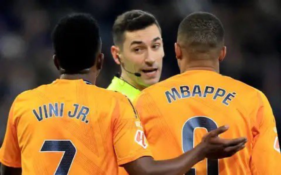 🚨 Muniz Ruiz et Iglesias Villanova, les arbitres et arbitres de la VAR du match Espanyol - Real Madrid ont été suspendus par la Comissuon Technique d’Arbitrage jusqu’à nouvel ordre. <a href="/diarioas/">Diario AS</a> via <a href="/RM4Arab/">شبكة RM4Arab</a>
