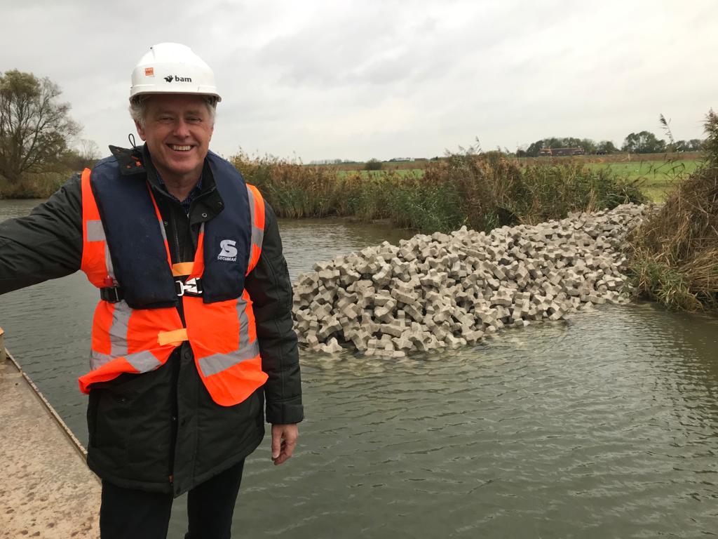 BAM Infra (@baminfra_nl) on Twitter photo ๐๐ป๐๐ฝ๐ฒ๐น๐ฒ๐ป ๐ผ๐ฝ ๐ธ๐น๐ถ๐บ๐ฎ๐ฎ๐๐๐ฒ๐ฟ๐ฎ๐ป๐ฑ๐ฒ๐ฟ๐ถ๐ป๐ด. Met innovatieve oplossingen. Zoals de flexibele kribben in de IJssel. bit.ly/3Q1C4Mg In tegenstelling tot traditionele kribben zijn ze aanpasbaar. Ze houden de rivier in haar loop en de vaargeul op diepte. ๐๐ป๐๐ฝ๐ฒ๐น๐ฒ๐ป ๐ผ๐ฝ ๐ธ๐น๐ถ๐บ๐ฎ๐ฎ๐๐๐ฒ๐ฟ๐ฎ๐ป๐ฑ๐ฒ๐ฟ๐ถ๐ป๐ด. Met innovatieve oplossingen. Zoals de flexibele kribben in de IJssel. bit.ly/3Q1C4Mg In tegenstelling tot traditionele kribben zijn ze aanpasbaar. Ze houden de rivier in haar loop en de vaargeul op diepte.