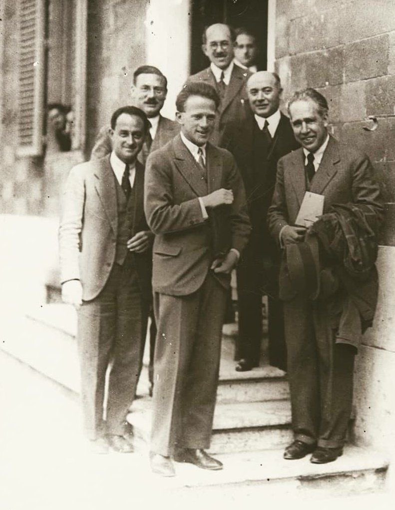 DejaRu22's tweet photo. If you are Not wearing a custom suit

Your chances of finding Elementary particles

Are basically zero.  

Niels Bohr realized this

But did Not publish these findings.  

Needed to keep his edge.  

Few really know this.

Energy levels 

Orbitals

-
Homage MPM https://t.co/Sipt2FC7r2