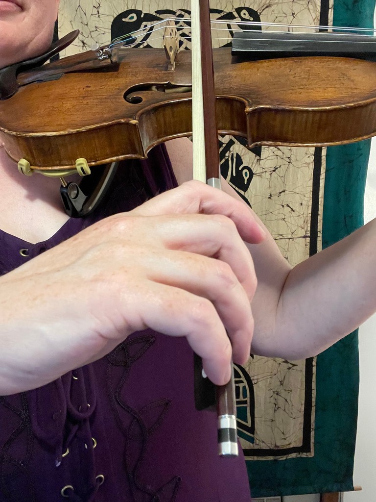 KatherineMoller's tweet photo. Ever feel like your bow has a mind of its own?
Try practicing long, slow bows on open strings before jumping into tunes. Itβll help smooth out your sound and give you better control!
#FiddleTips #SmoothBow #PracticeSmarter https://t.co/v8w3Fj7htw