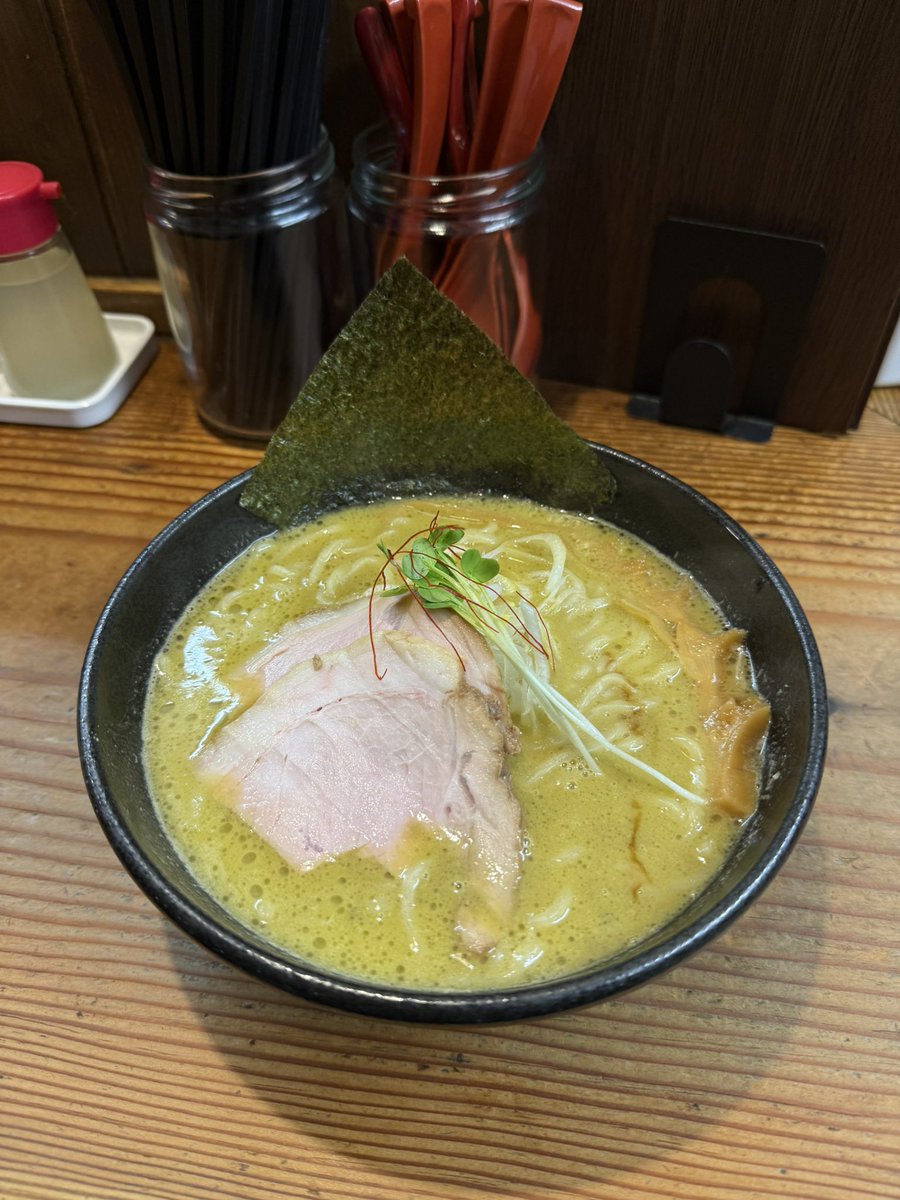 voodooayax's tweet photo. 神奈川県の田舎で昼の散歩してたらこ汚ぇラーメン屋発見
こーゆーのほっとけ無いたちなんで…足が勝手に入店
出てきたラーメンのお味は？…
ただひたすらに…衝撃！
近くの奴は行って一回食ってみ
つーか食え！
食わなきゃ損まさよしに怒られるレベル🤣
#淵野辺
#貝ガラ屋 https://t.co/vQ3DDkLPzI