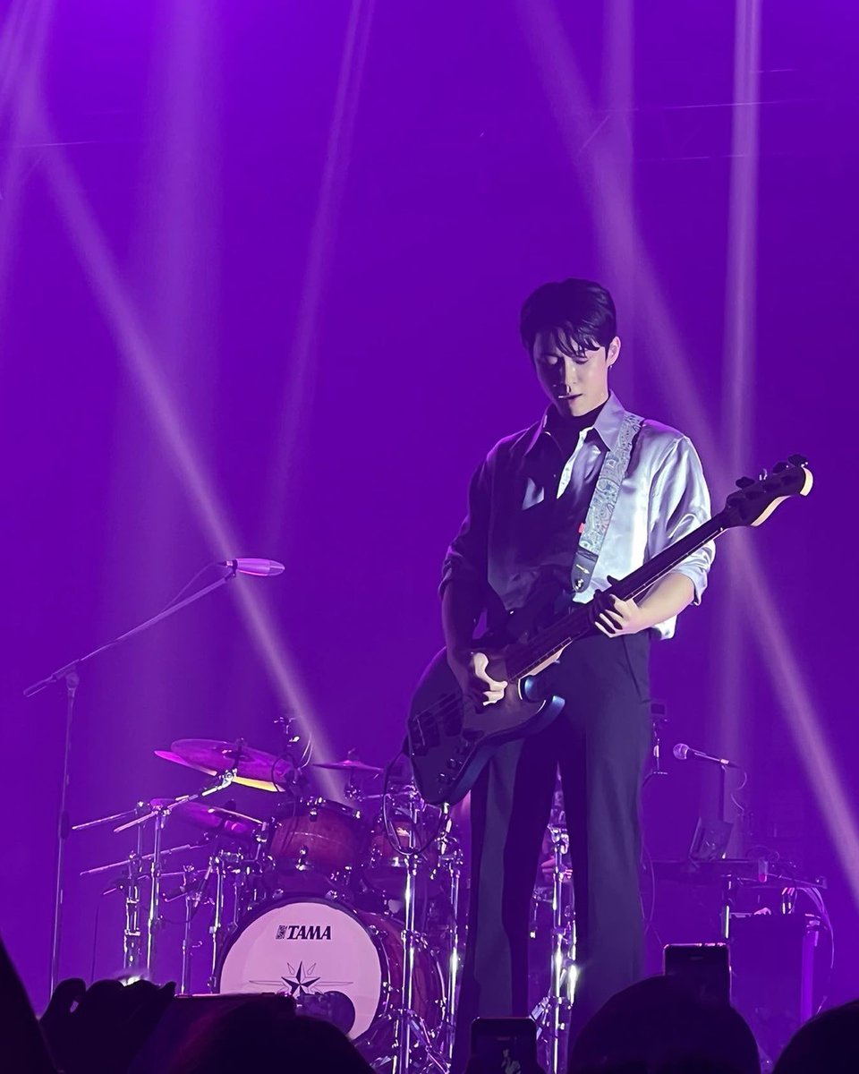 우리오빠 짦머에 실크 셔츠에 베이스 조합 또 시켜주십쇼
프리들 앓아눕게 하는 데에는 뭐 있다니까 이오빠 ❛‿˂̵✧

#FTISLAND #FT아일랜드
#이재진 #LEEJAEJIN #イジェジン