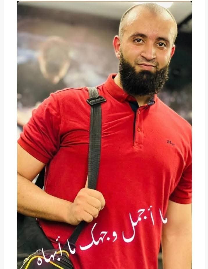 المقاتل الأنيق
هل تذكرون المشهد التلفزيوني الذي أبهر العالم، مع ظهور لقطة المقاوم الفلسطيني الأنيق، وهو يصطاد الدبابات الإسرائيلية بجرأة وجسارة واقتدار.
كان المقاوم الأنيق يقفز فوق الحواجز مثل قط بريّ
وكان أنيقاً حقاً، وكان رياضياً، وواثقاً من قدراته، وكان مقداماً، 
إنه الشهيد