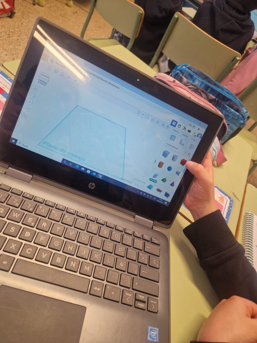 Los peques del 1er internivel se inician en Tinkercad y diseñan un llavero con su nombre. #CompDigEdu_SA