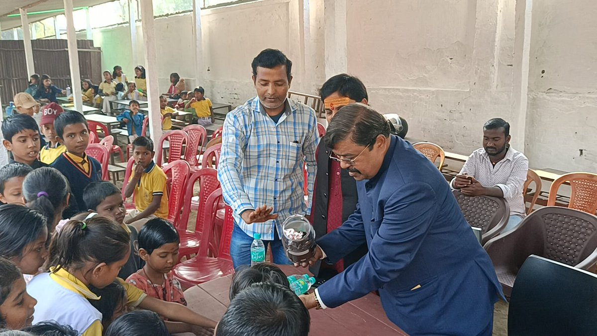 AshokAgarwalKtr's tweet photo. N.A.T. PUBLIC SCHOOL Dumar में सरस्वती पूजा के शुभ अवसर पर पुष्पांजलि कार्यक्रम में सम्मिलित हुआ एवं बच्चों के साथ खुशियां बांटा | #sarashwatipuja❤️🌼🌺🙏 #Katihar #ashokkumaragarwal #Dumar https://t.co/Qy8eAIMgnK