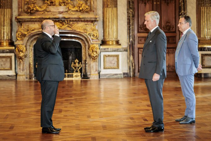 Ikiriho's tweet photo. 🇧🇪#Belgique Bernard Quintin (54 ans) est nommé ministre de la Sécurité et de l'Intérieur, chargé de #Beliris. L'ancien Amb. @BelgiumInBuja était jusqu'ici MAE de ce royaume, pour seulement deux mois.
@BernardQuintin_ est un diplomate d'envergure, l'un des deux Bruxellois du nouveau gouvernement fédéral nommé. Il est secrétaire politique du @MR_officiel de Ganshoren, en Région bruxelloise.
Avant d'être ambassadeur au Burundi, cet historien du Moyen Age de l'Université Libre de Bruxelles et master en relations internationales, a travaillé comme conseiller auprès de @BelgiqueRDCongo à #Kinshasa: un atout qui a soutenu sa candidature au poste de Représentant spécial de l'Union européenne pour la région des Grands Lacs. Arrivé premier de la procédure de sélection, sa candidature avait cependant été barrée l'an dernier par le #Rwanda de @PaulKagame.
"Assurer la sécurité des #Belges partout et tout le temps : telle sera ma priorité, avec l'ensemble du Gouvernement"-@quintinEU1.
▶️https://t.co/1JrRAxmQgk
