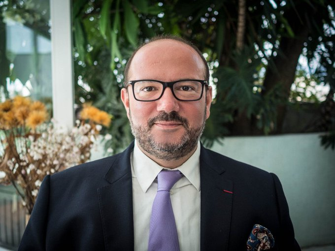 Ikiriho's tweet photo. 🇧🇪#Belgique Bernard Quintin (54 ans) est nommé ministre de la Sécurité et de l'Intérieur, chargé de #Beliris. L'ancien Amb. @BelgiumInBuja était jusqu'ici MAE de ce royaume, pour seulement deux mois.
@BernardQuintin_ est un diplomate d'envergure, l'un des deux Bruxellois du nouveau gouvernement fédéral nommé. Il est secrétaire politique du @MR_officiel de Ganshoren, en Région bruxelloise.
Avant d'être ambassadeur au Burundi, cet historien du Moyen Age de l'Université Libre de Bruxelles et master en relations internationales, a travaillé comme conseiller auprès de @BelgiqueRDCongo à #Kinshasa: un atout qui a soutenu sa candidature au poste de Représentant spécial de l'Union européenne pour la région des Grands Lacs. Arrivé premier de la procédure de sélection, sa candidature avait cependant été barrée l'an dernier par le #Rwanda de @PaulKagame.
"Assurer la sécurité des #Belges partout et tout le temps : telle sera ma priorité, avec l'ensemble du Gouvernement"-@quintinEU1.
▶️https://t.co/1JrRAxmQgk