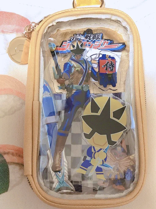 今ね、この薄いベージュぽいのを金のアクリル絵の具で塗って、金と市松柄の布(実は市松柄の紺も暗すぎて上から青塗ってある)貼ったりしてこうなったよ!初めて作ったけどこれ超楽しい そして裏にもゴ! 