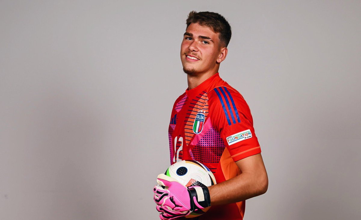 ActuFoot_'s tweet photo. 🚨 𝗟𝗘 𝗣𝗦𝗚 𝗩𝗔 𝗥𝗘𝗖𝗥𝗨𝗧𝗘𝗥 𝗨𝗡 𝗡𝗢𝗨𝗩𝗘𝗔𝗨 𝗚𝗔𝗥𝗗𝗜𝗘𝗡 ! 🧤

Renato Marin, gardien de l’AS Roma, va signer libre cet été.
🗞️ @le_Parisien_PSG 

Ça va faire du monde pour garder les buts parisiens :
🇮🇹 Gigio Donnarumma
🇷🇺 Matveï Safonov
🇪🇸 Arnau Tenas
🇮🇹 Renato Marin