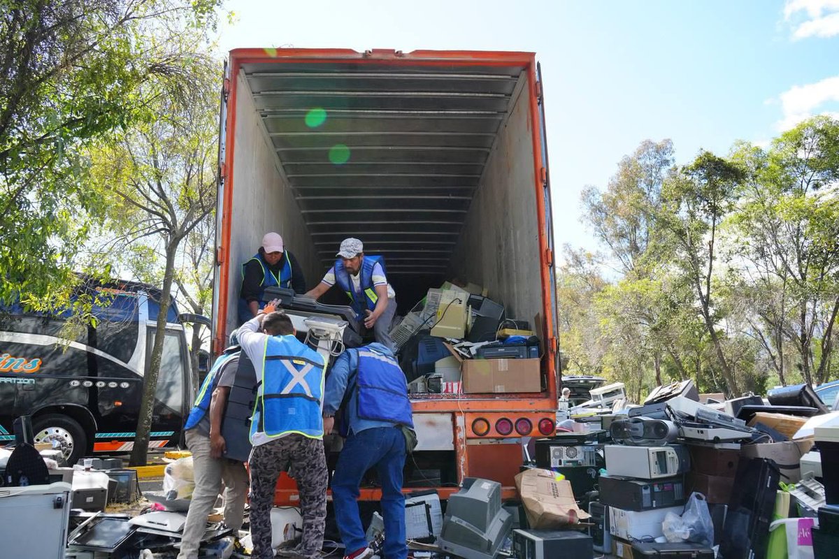 CdmxPress's tweet photo. La jefa de gobierno @ClaraBrugadaM Brugada celebró el acopio y reciclaje histórico de más de 70 toneladas de desechos electrónicos, que se llevó a cabo en el mes de enero a través de la campaña #Reciclatrón que realiza la Sria. de Medio Ambiente en #CDMX. #Reciclaje https://t.co/m2U8f8JhF6