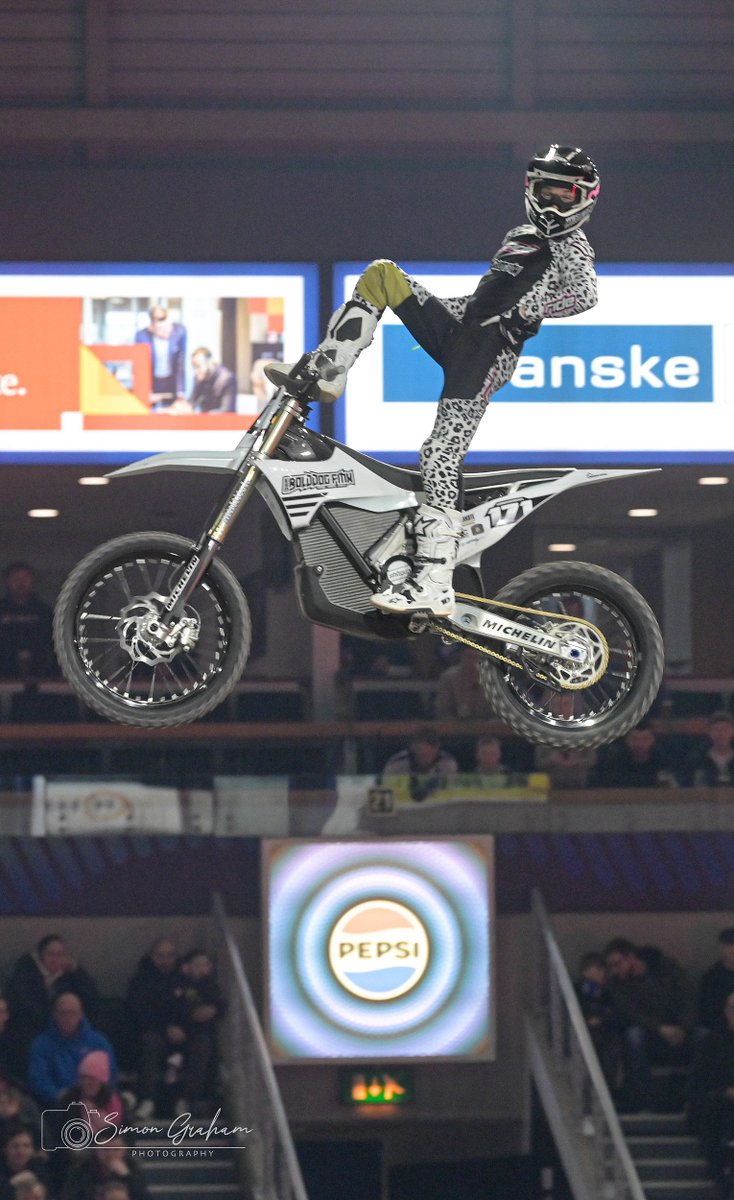 WHAT A WEEKEND! 🤩

<a href="/ArenacrossUK/">ArenacrossUK</a> brought high-octane action to The SSE Arena, Belfast on Friday and Saturday with insane jumps, exhilarating freestyles, and non-stop motocross entertainment. 

📸 <a href="/simonsphotos/">Simon Graham</a> 
🔗 Check out the full gallery here: bit.ly/ArenacrossGall…