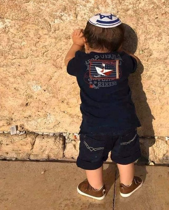 VividProwess's tweet image. A Jewish little boy praying in Jerusalem. 🇮🇱