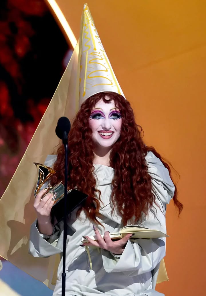 Who wore it best? #ChappellRoan or... 
 
3. The 15th Century garden-party goers! A group of courtly ladies wear an array of elaborate headgear (from horned headdresses to veiled hennins) and listen to a poet. Boccaccio sits outside the garden wall listening &amp; writing.