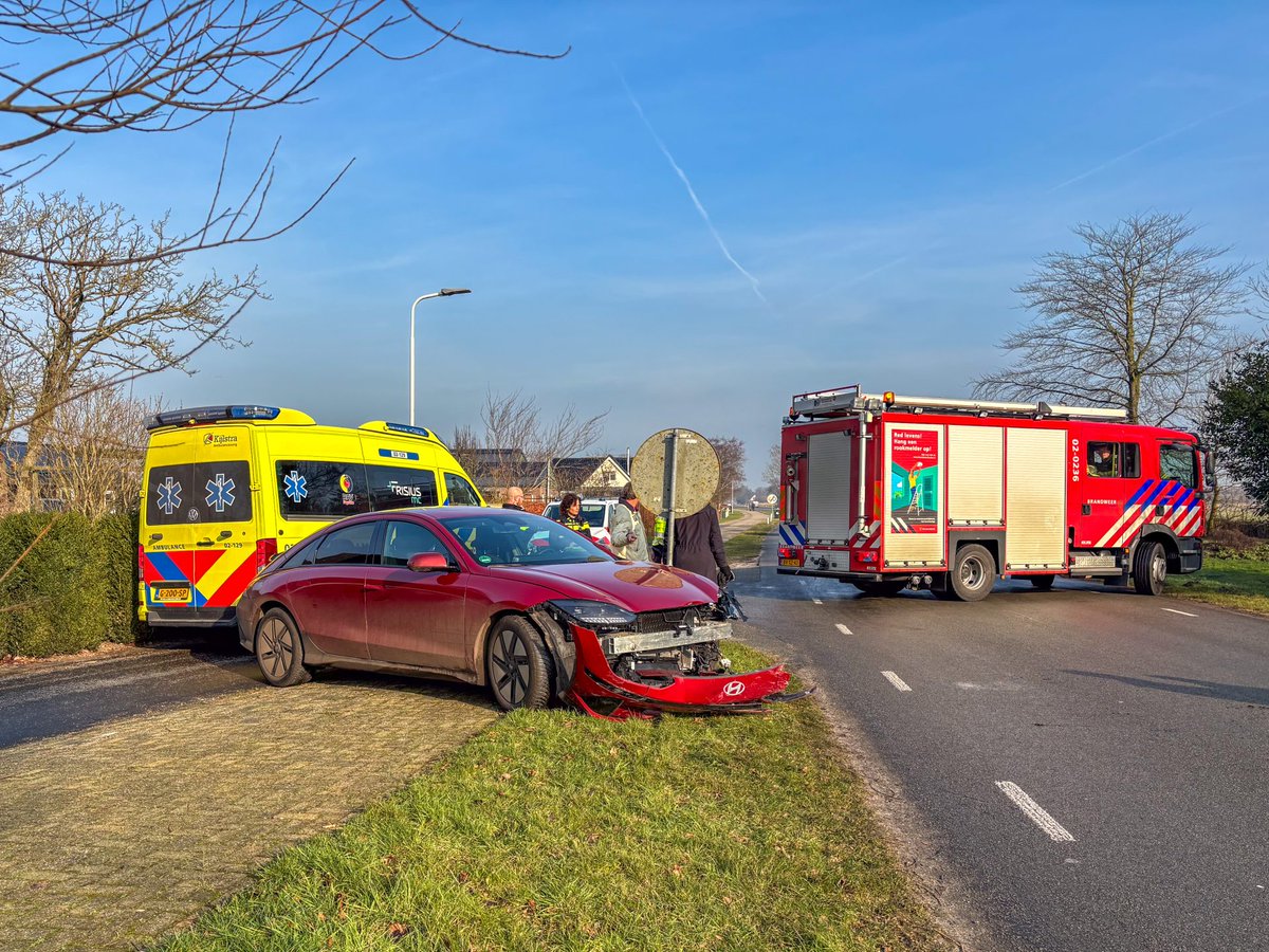 Dienstauto van brandweer betrokken bij botsing op N924 Rotsterhaule