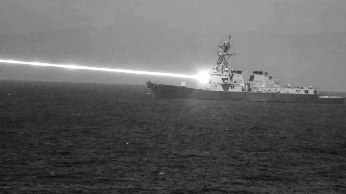 EvanKirstel's tweet image. When Star Wars meets the U.S. Navy ⚡️🚢 The HELIOS system turns destroyers into real-life frikkin' laser cannons—taking out drones, boats, and threats with pure energy. The future of naval warfare is here! #Lasers @RobTiffany