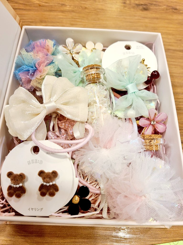 mochikoameya's tweet photo. 友人の娘ちゃん(確か5歳)にプレゼントしたもの。ふわゆるな感じの色で髪飾りや小さなビーズを容れた小瓶やイヤリング。イヤリングとバレッタは3COINSで、他はSeriaで揃えた。無くしても惜しくないように…。娘ちゃんがとても喜んで呉れたそうで何より https://t.co/Z4E5nAugWl