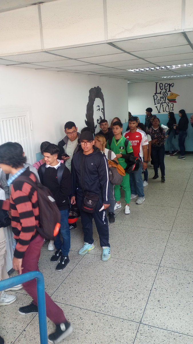 Hoy en las instalaciones de la UPTMkR, comienzan las inscripciones de alumnos regulares, esta actividad se llevara a cabo hasta el dia viernes y asi dar inicio a las clases el 10 de febrero.