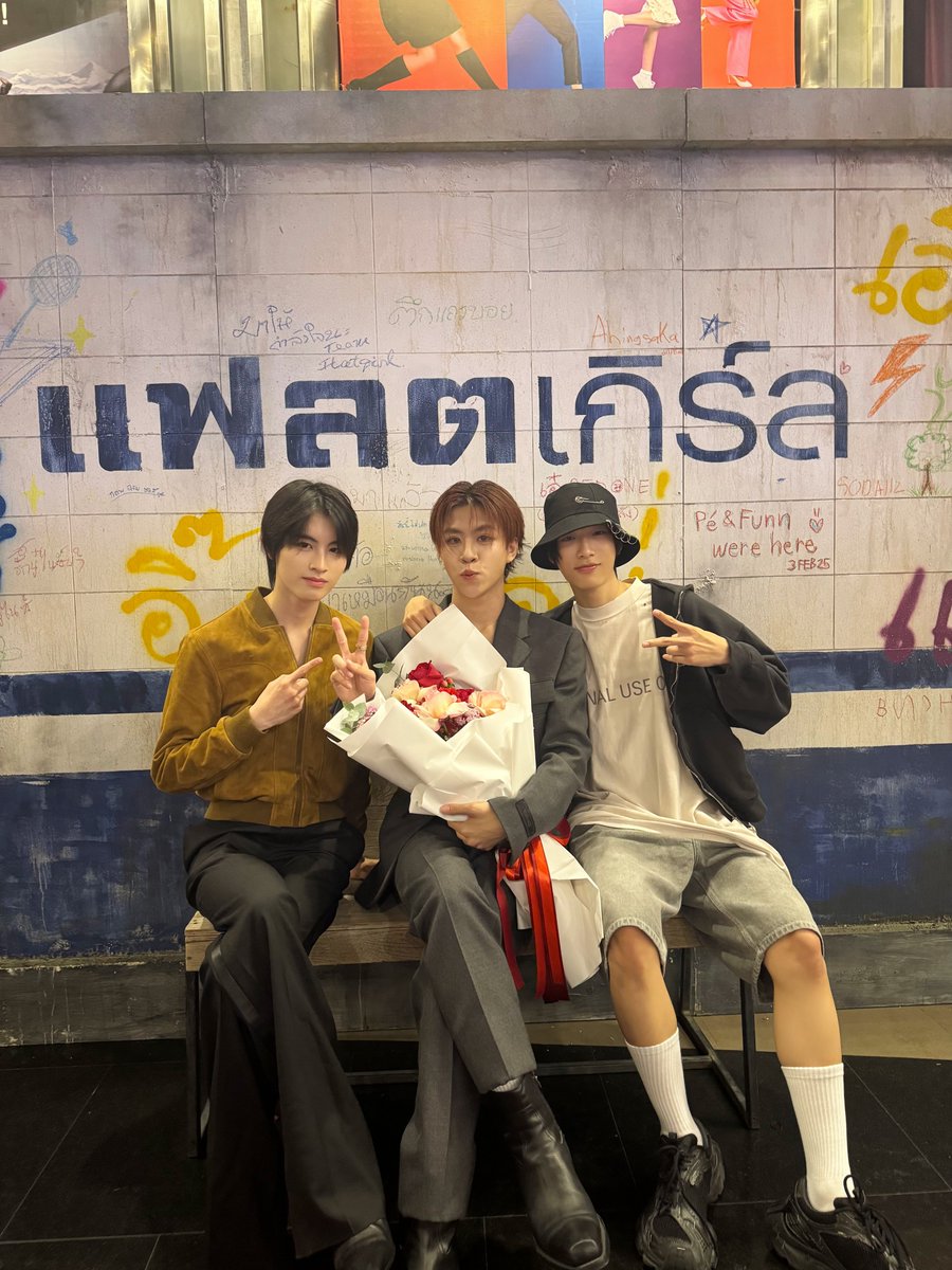 BUS_SONRAY's tweet photo. วันนี้พวกเรา #BUSbecauseofyouishine มามอบดอกไม้พร้อมกับส่งกำลังใจให้ #APOwachirakon #DICE_SONRAY ในผลงานภาพยนตร์เรื่องแรก ‘แฟลตเกิร์ล ชั้นห่างระหว่าง เ ร า’ ยินดีด้วยนะครับบ ✨💐

#FLATgirls
#แฟลตเกิร์ลชั้นห่างระหว่างเรา
#AAashirakorn #NEXnattakit https://t.co/XADE7LsGXy
