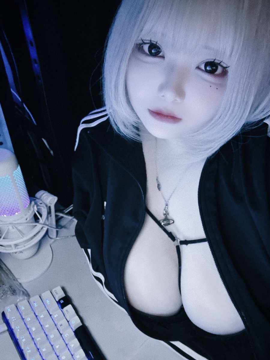 llloup_'s tweet photo. ゲーミングお姉さん https://t.co/P3PBbulFS3