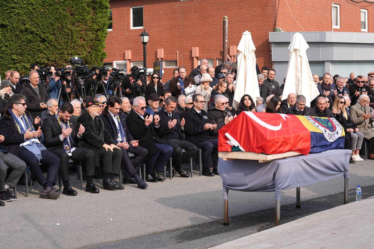 FenerliYazan's tweet photo. Efsanemiz Ogün Altıparmak, son yolculuğuna uğurlandı. Allah rahmet eylesin mekanı cennet olsun inşallah. https://t.co/2tASVzeV2K