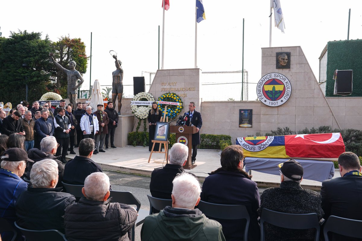 FenerliYazan's tweet photo. Efsanemiz Ogün Altıparmak, son yolculuğuna uğurlandı. Allah rahmet eylesin mekanı cennet olsun inşallah. https://t.co/2tASVzeV2K