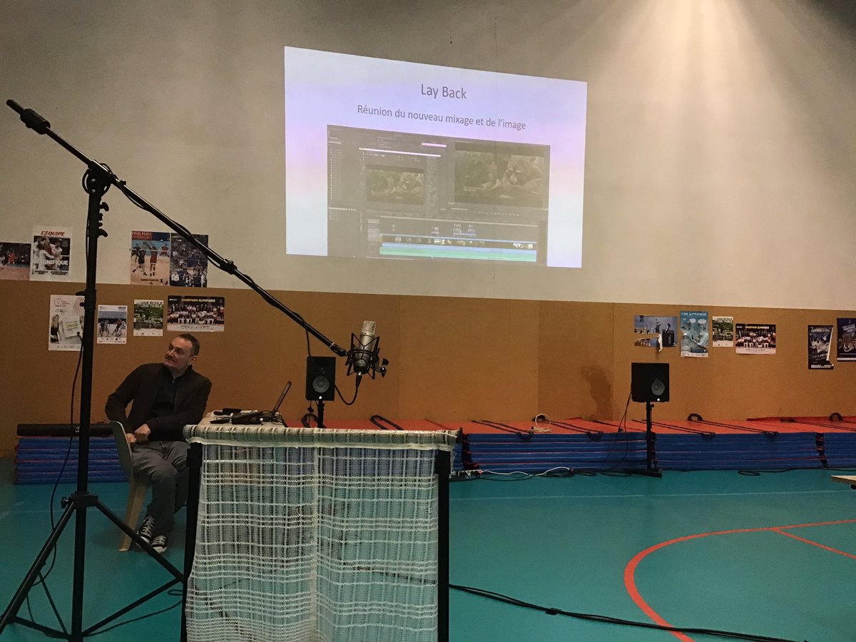 ClgBidache's tweet photo. Les élèves occitanistes du #collège du Pays de #Bidache testent avec M. Laurent Labadie l’art du doublage. Bravo! Un grand merci aux parents spectateurs, mais aussi acteurs de cette représentation ! #Passculture #Peac #clarenza  @dsden64 @AcBordeaux @departement64 @CommunautePB https://t.co/zjzMCC4fl9