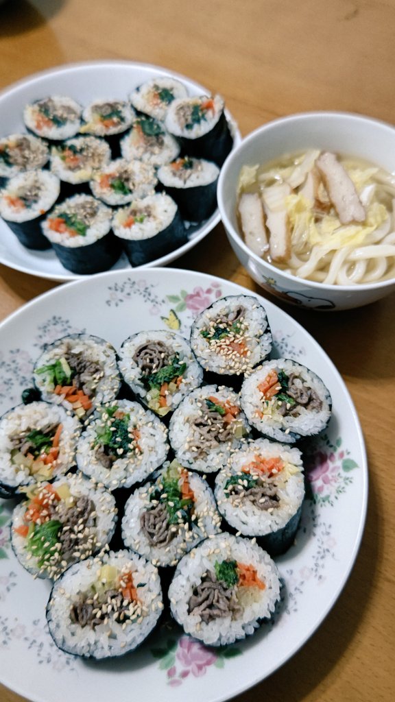 ryoko_730228's tweet photo. ここ数日、喉風邪を引いて寝込んでいたので１日遅れでキンパを
作りました👹🤗

でもまだ食欲がイマイチなので
私はうどん😊 https://t.co/yivMCpcM7B