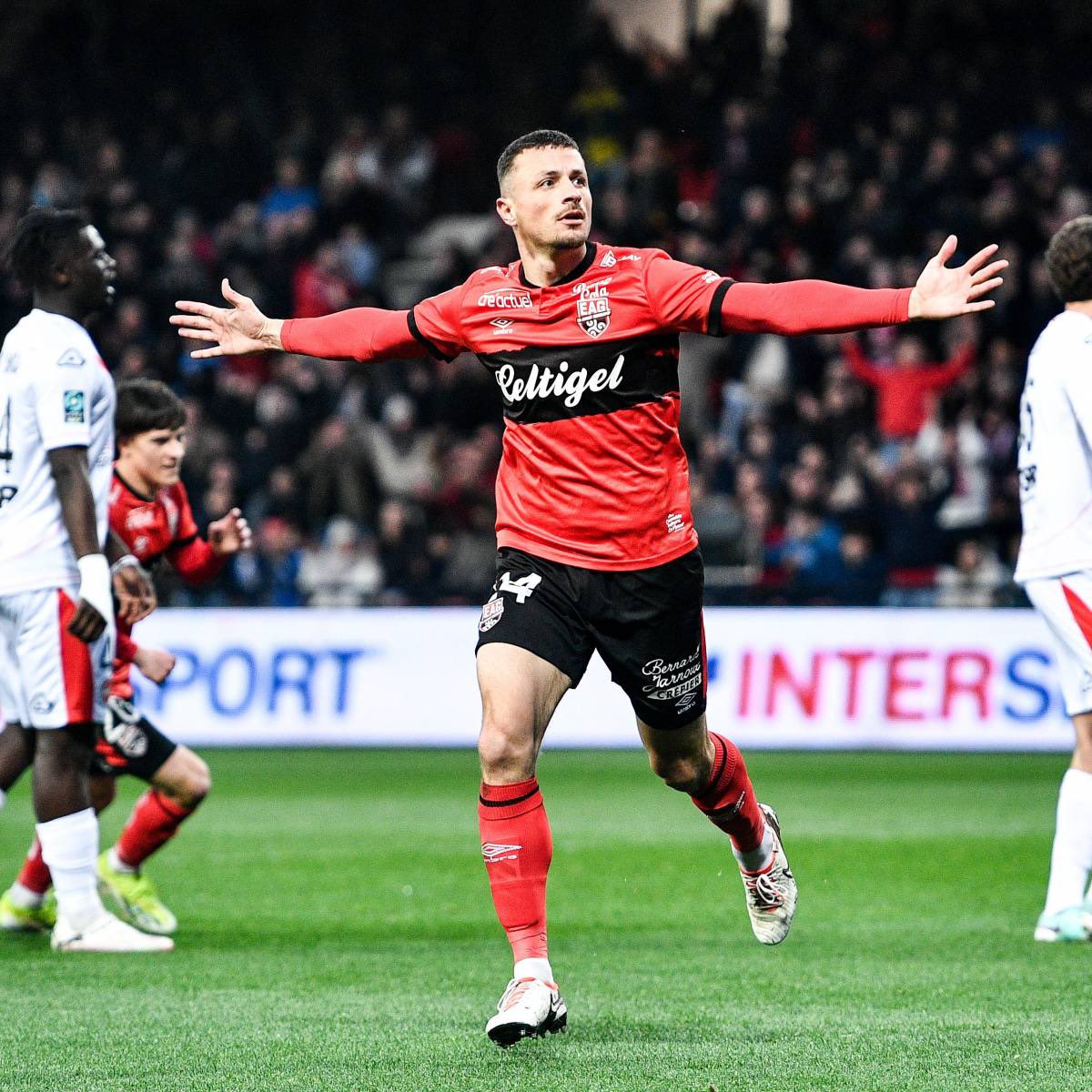 Team_EAG's tweet photo. Arrivé en 2021, Pierre Lemonnier quitte Guingamp pour s’engager avec le @RedStarFC ! Un défenseur solide qui aura disputé 77 matchs pour nos couleurs. Nous souhaitons le meilleur à @PierroPanto #MerciPierre https://t.co/PWmpFPCfJB