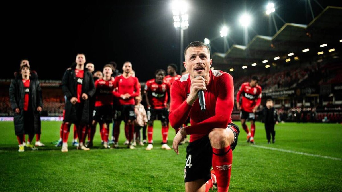 Team_EAG's tweet photo. Arrivé en 2021, Pierre Lemonnier quitte Guingamp pour s’engager avec le @RedStarFC ! Un défenseur solide qui aura disputé 77 matchs pour nos couleurs. Nous souhaitons le meilleur à @PierroPanto #MerciPierre https://t.co/PWmpFPCfJB
