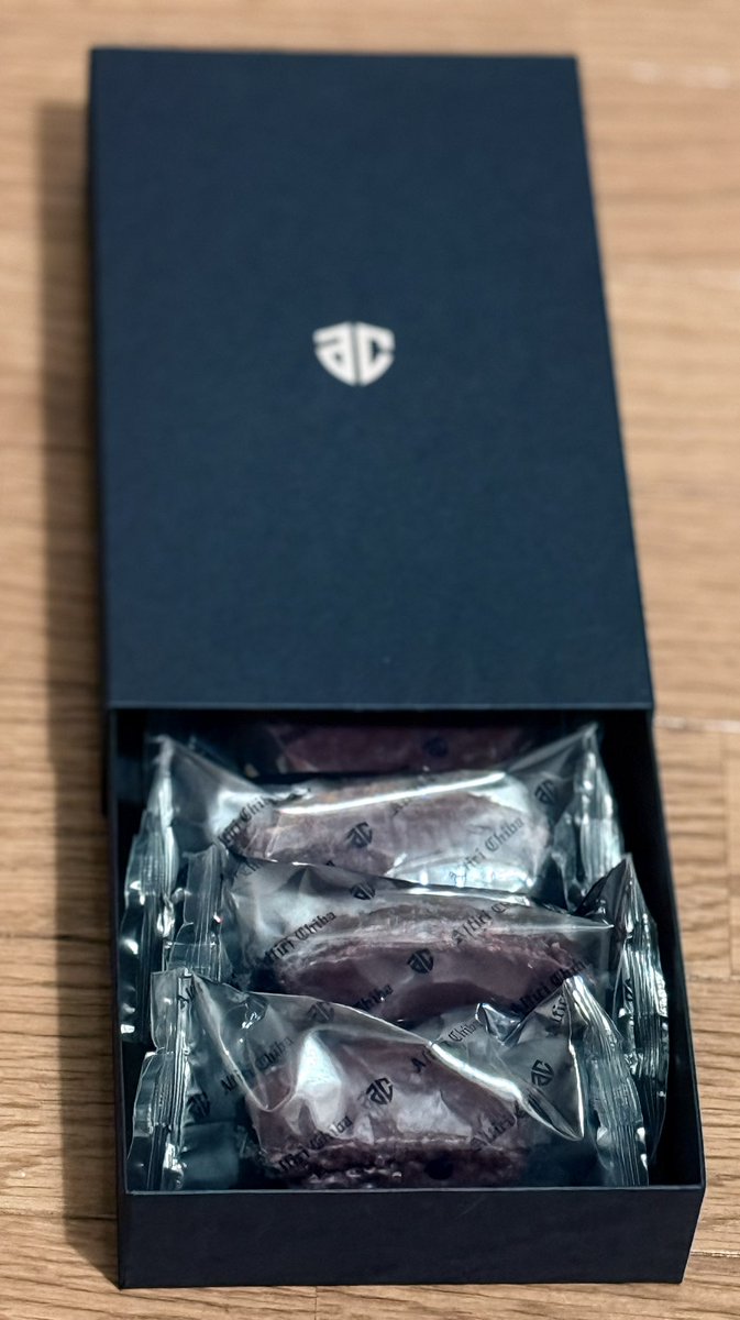 Aljme45's tweet photo. バームクーヘンはもしかしてアルティーリそのものを比喩してるんだろうか。コートに立つ5人の異なる才能と可能性をアルティーリと言う箱に詰め込んだ的な。
もちろんいつだってcaramelはBrandon_Ashley
間違いない。
@_Bash21 
 #アルティーリ千葉
 #who_is
 #hard
 #chocolate
 #milk
 #cheese https://t.co/PlYsqXqFSV