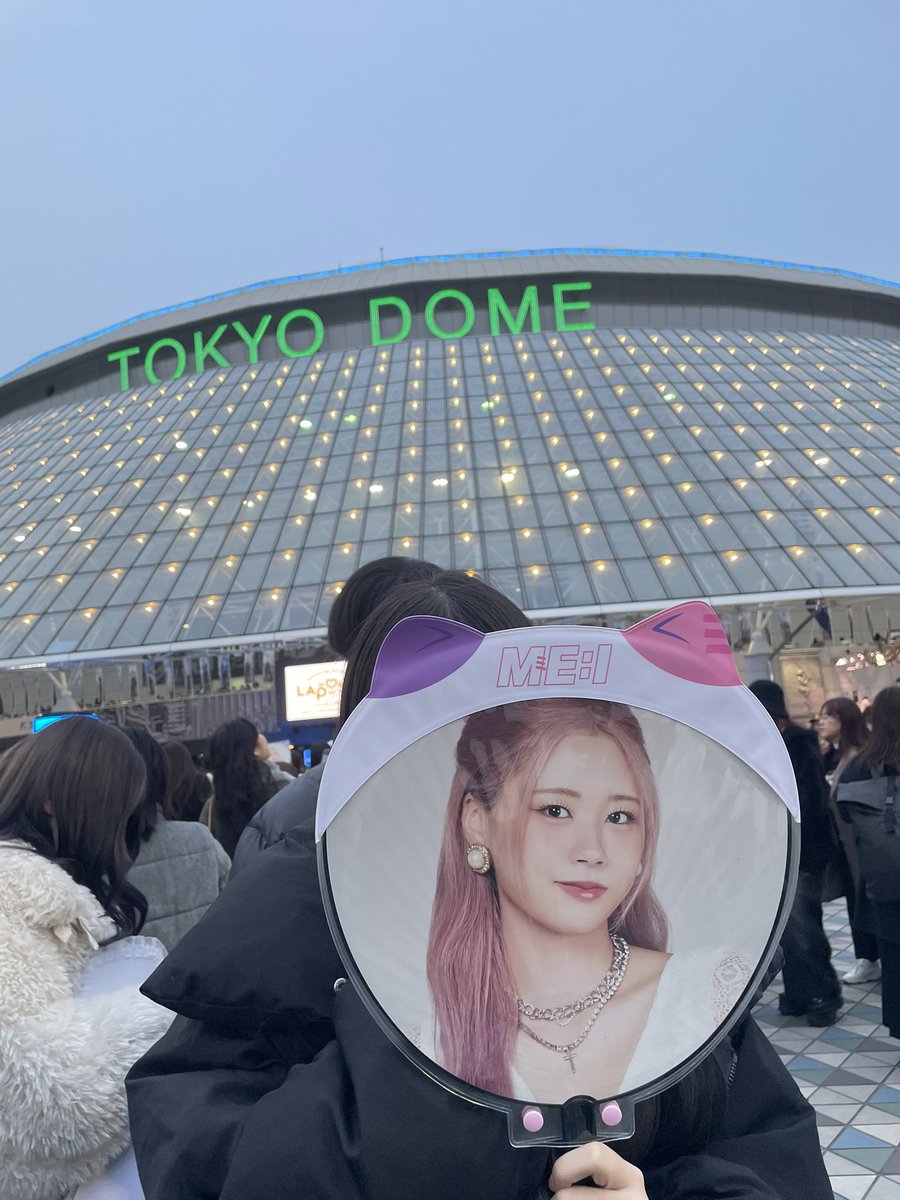 chima_level0's tweet photo. 娘の大好きなME：Iに会いにラポスタへ！たまたま仕事が休みの土曜のチケットを取ったら、ゲストでこれまたファンのKep1erとiznaが！座席がセンターステージ真ん前ど真ん中最前列で神席！ファンサ沢山もらえて大コーフンでした！撮影タイムあったら良かったのになぁ、残念... https://t.co/aJnic3rODx