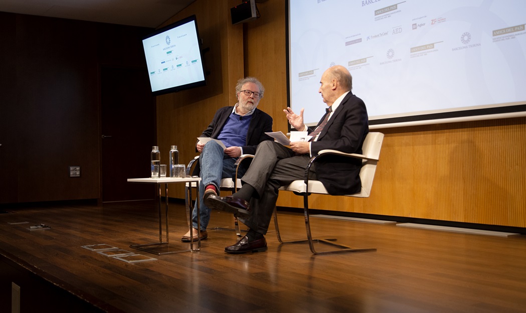 La guerra comercial del govern #Trump serà un dels instruments de pressió de la política americana. Ho advertia el periodista de <a href="/LaVanguardia/">La Vanguardia</a>, John Carlin, en conversa amb Miquel Roca, president d'<a href="/amicspais/">Amics del País</a>, a #BarcelonaTribuna

Recupera l'acte 👉 t.ly/yeiM7