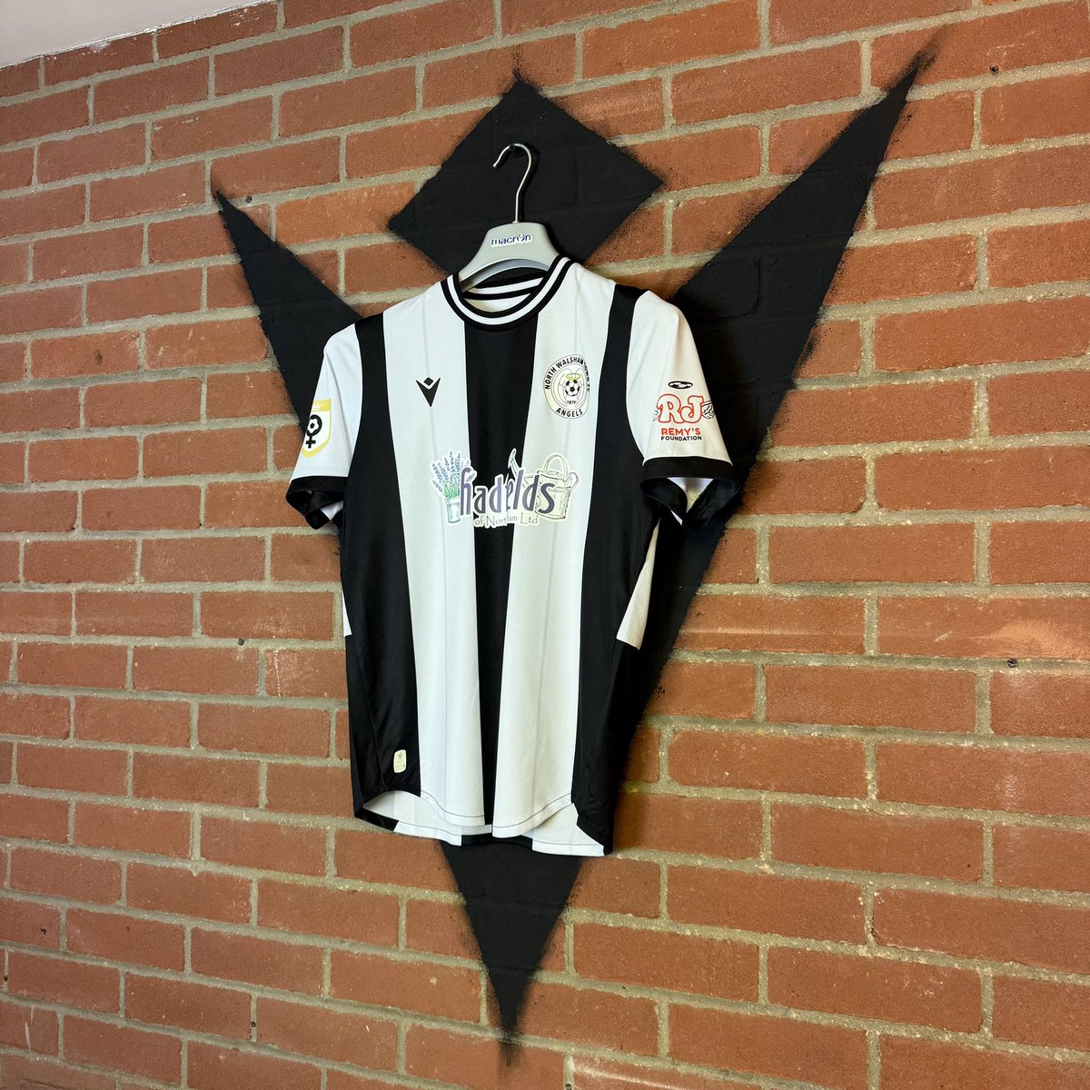 MacronNorwich's tweet photo. 📸 | @MacronSports x @northwalshamtfc 

More @MacronSports 💧 on its way to @northwalshamtfc 💥 

All new Playing Kits and Training Jumpers for the U13 Girls 📈 

#Macron #BePartOfTheTeam https://t.co/vQbNf0I4qK