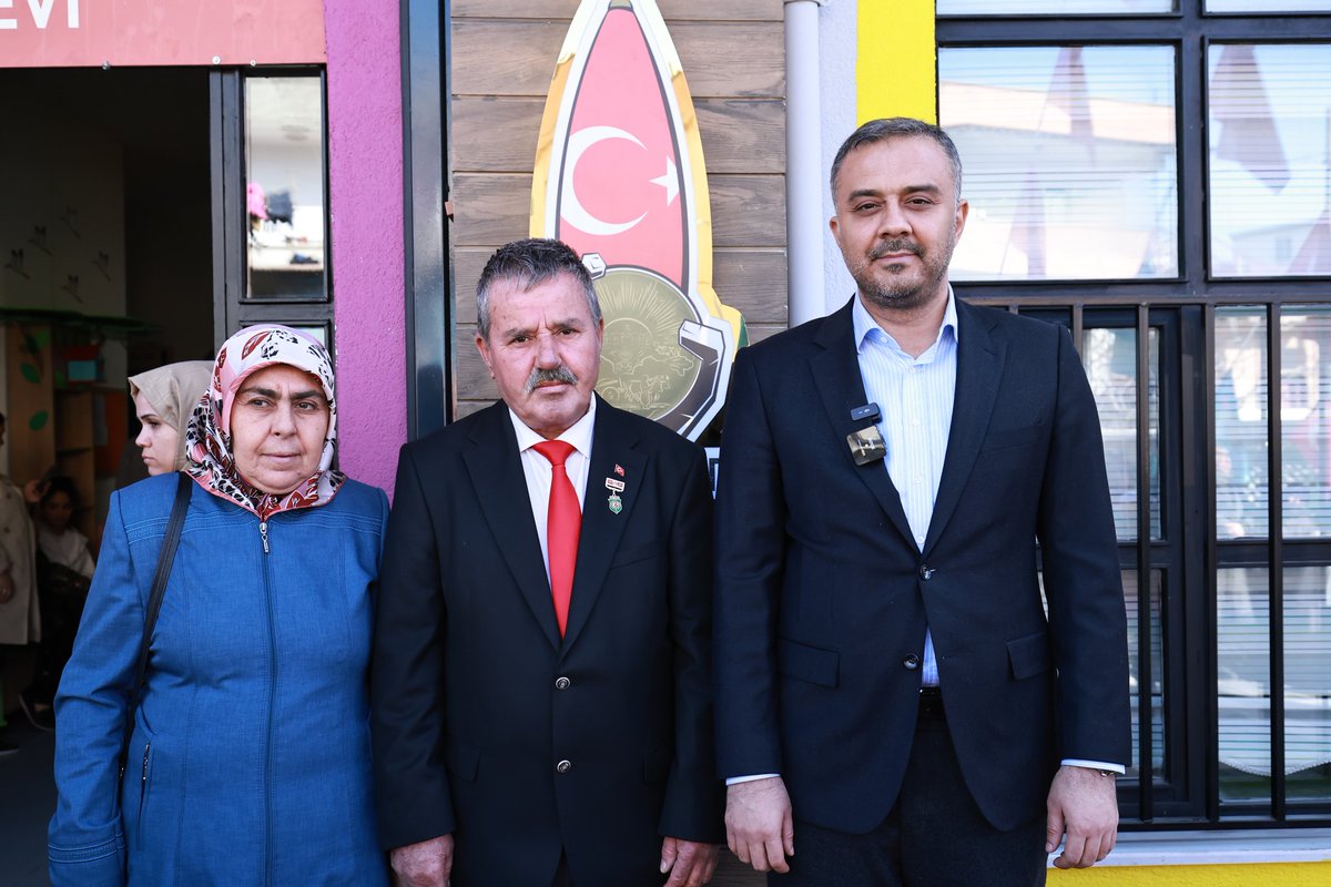 Şehit Hakan Akdere Gündüz Bakımevi'mizin ilk ders zilini çalarak, eğitim-öğretime başlattık. 

Şehidimizin kıymetli anne ve babasının katılımıyla yavrularımızın ve ebeveynlerinin heyecanını paylaşma imkanı bulduk. 

Yavrularımızın burada nice mutlu anılar biriktirmesini, bilgiyle