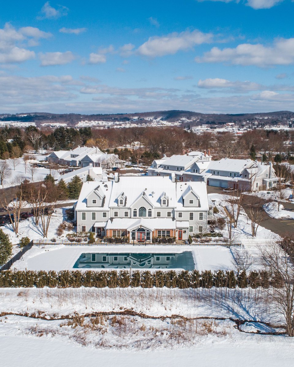 Choosing Deer Valley means having a team that’s here to help, no matter the season. From the first hello to settling in and even through snowy winters, we’re here to provide friendly, attentive service every step of the way. ❄️