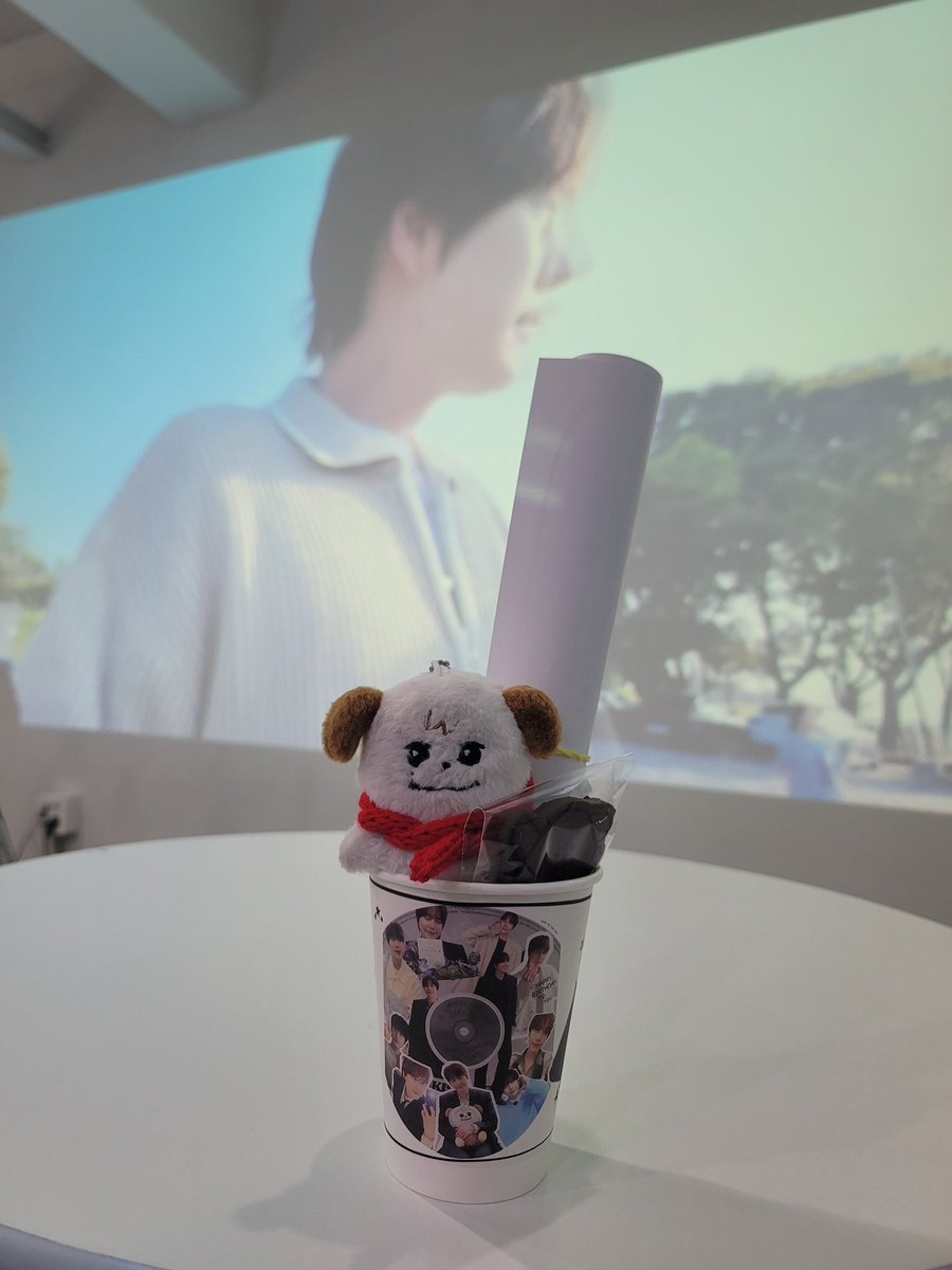 Seo_Y_K's tweet photo. 여기저기 꾸며져 있어서 사진찍기 좋았고 
빔프로젝트 큰 영상으로 보기 좋았던💕
달력 특전 가지고 싶었는데 다행히 남아있어 받고 나눔존까지 있어서 열심히 담아왔다😁

#내_마음은_규현을_듣죠 https://t.co/MxVXk71XWA