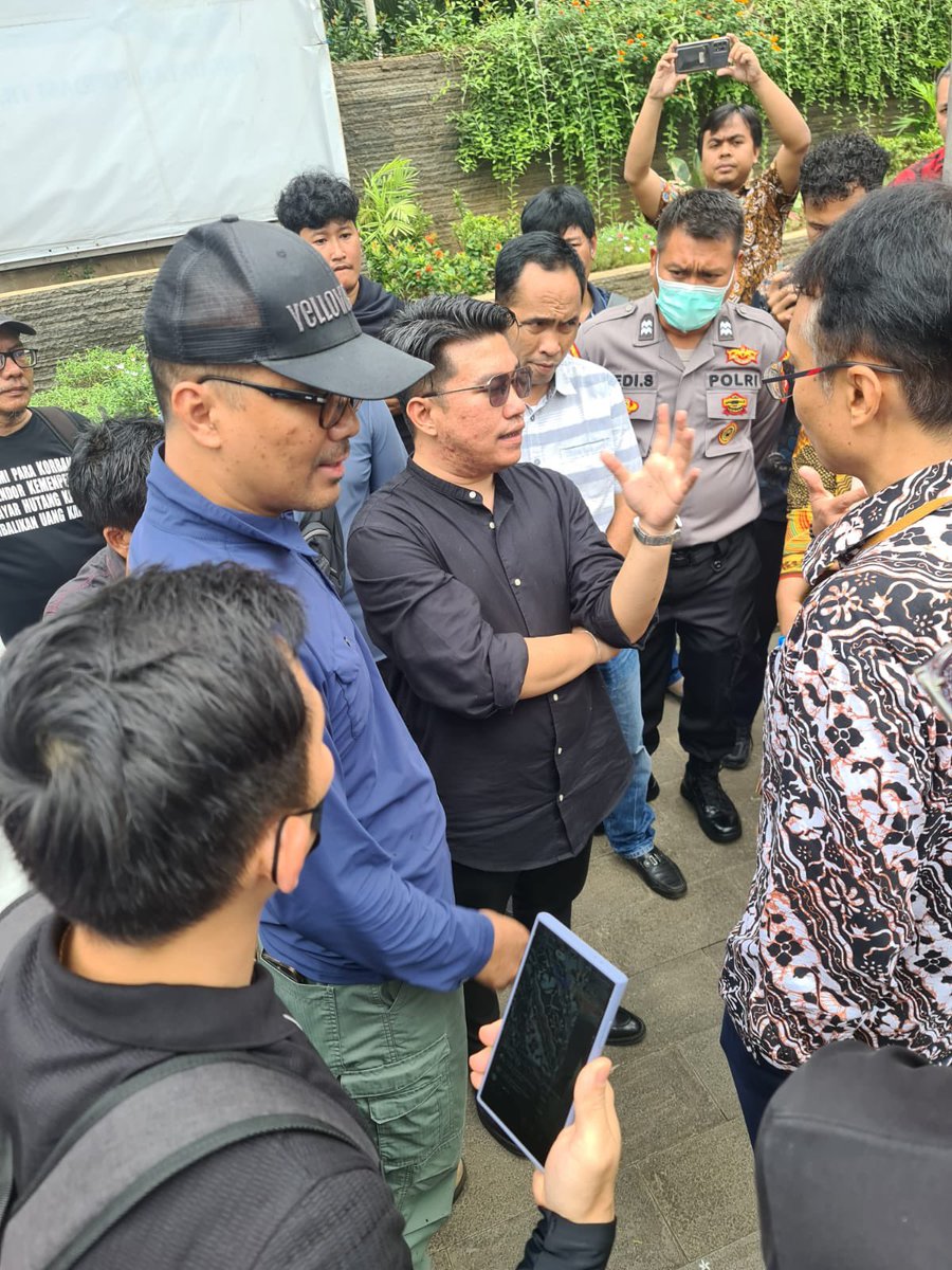 Tagihan vendor blm dibayar selama 1-2 thn, meskipun pekerjaan sudah selesai. Akibatnya, vendor terpaksa menjual aset, nambah utang, bahkan ada yg sampai keguguran.

 <a href="/prabowo/">Prabowo Subianto</a> <a href="/gerindra/">Partai Gerindra</a> <a href="/agusgumiwang/">agusgumiwang</a> <a href="/brorondm/">Ronald Sinaga</a> <a href="/Kemenperin_RI/">Kemenperin</a>
#kemenperin #NoViralNoJustice