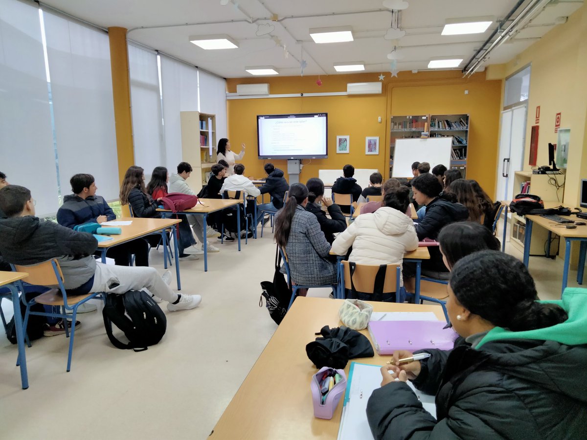 Hoy han empezado los talleres de La prensa en la Escuela, en los que la Asociación de Prensa de Sevilla hablará a nuestro alumnado de 4°ESO sobre los medios de comunicación.