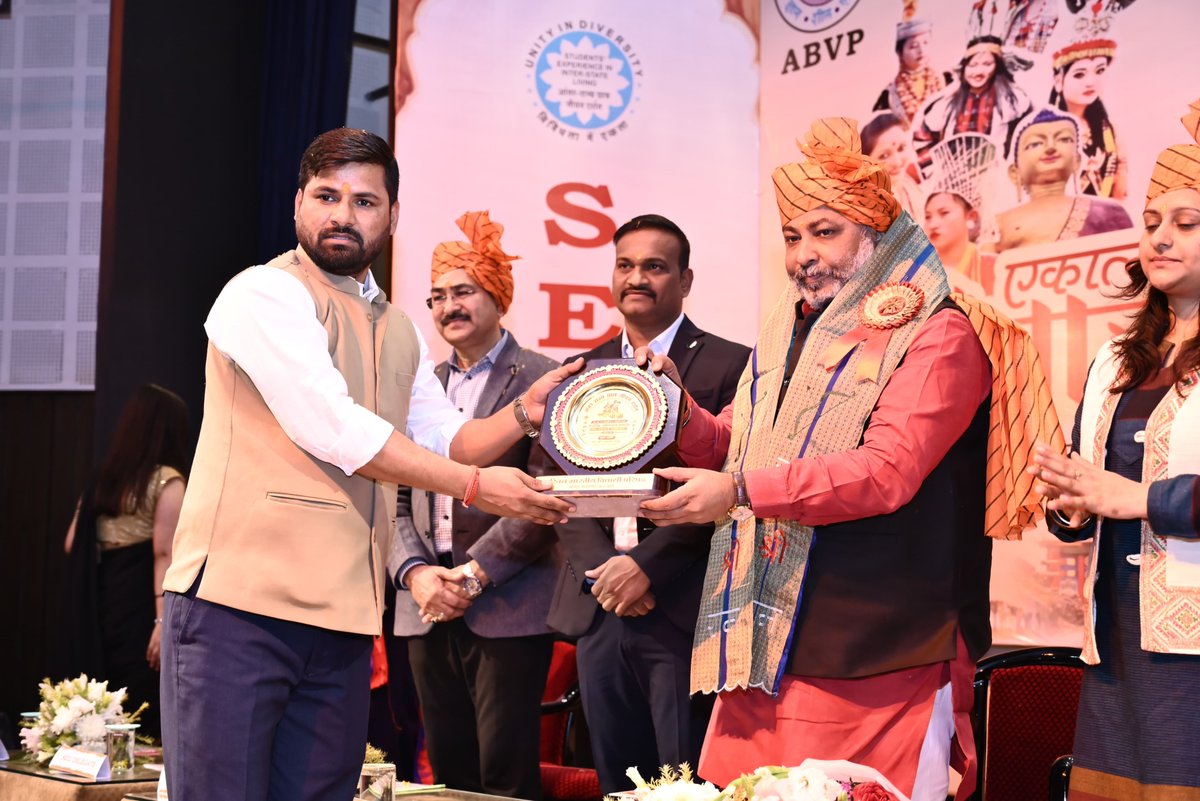 SEILOrgIn's tweet photo. अभाविप ब्रजप्रांत के आगरा महानगर में अंतर राज्य छात्र जीवन दर्शन के अंतर्गत राष्ट्रीय एकात्मता यात्रा - 2025 के तहत पूर्वोतर भारत से आगरा पधारे प्रतिनिधियों के सम्मान में 'नागरिक अभिनंदन समारोह' का आयोजन किया गया,
#RashtriyaEkatmataYatra #SEILTour2025 https://t.co/VhPkAjXY47