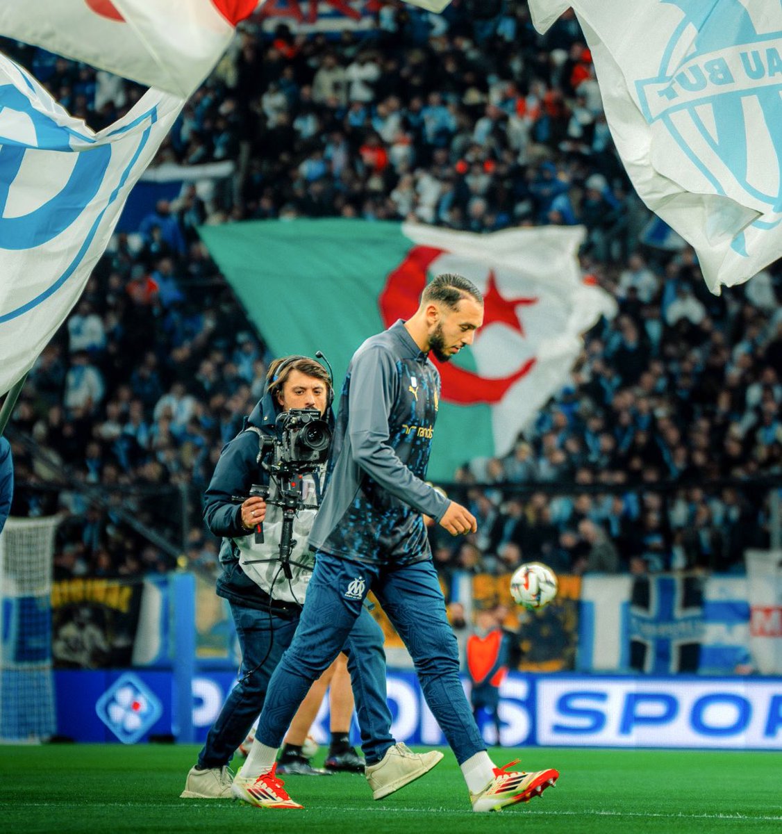 DZFOOTBALLDZ's tweet photo. L’IMAGE EST FOLLE 🇩🇿🩵🤍 https://t.co/4u1XrFUupM