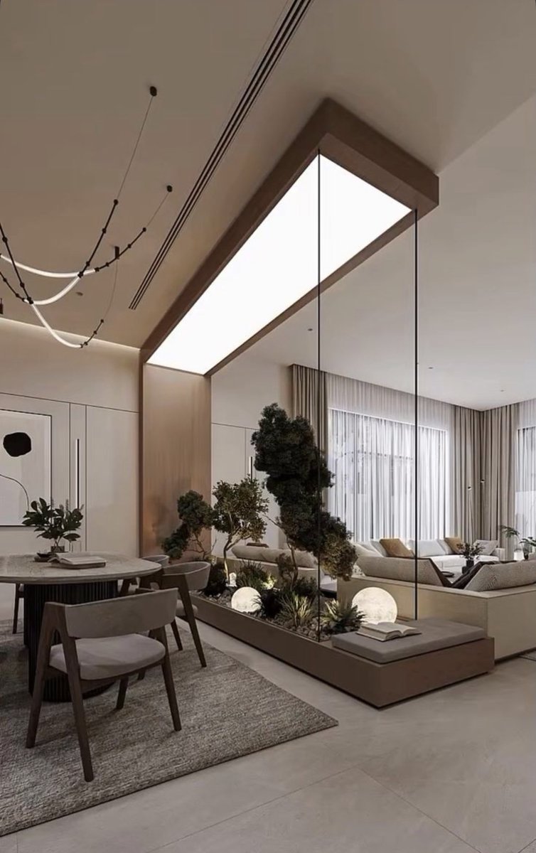 قاطع بفكرة إبداعية بين الصالة ومنطقة الطعام.
صنع فاصل مع استمرار الاتصال البصري والاحساس بوسع الفراغ