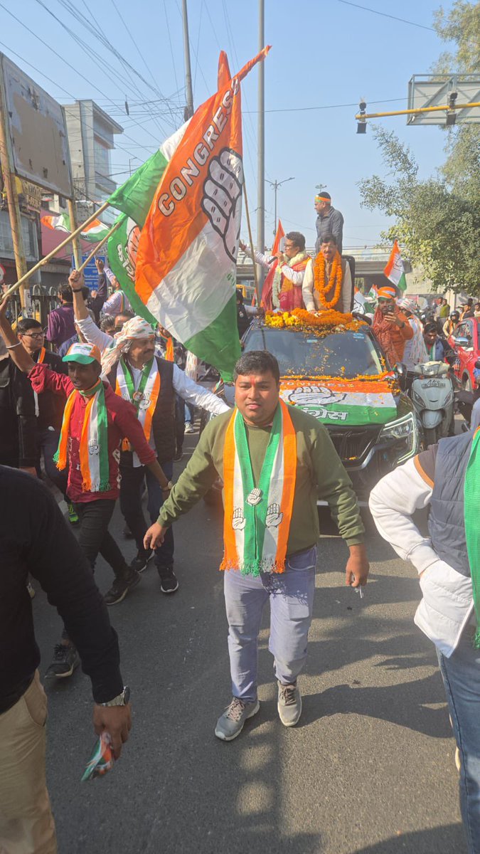 आज दिल्ली चुनाव प्रचार के अंतिम दिन बिहार विधान परिषद में नेता कांग्रेस पार्टी <a href="/DrMadanMohanJha/">Dr. Madan Mohan Jha</a> जी ने पटपड़गंज विधानसभा से <a href="/INCIndia/">Congress</a> के प्रत्याशी श्री <a href="/Ch_AnilKumarINC/">Anil Chaudhary</a> जी के समर्थन में आयोजित रोडशो में शामिल हो कांग्रेस के पक्ष में मतदान करने को अपील किया।